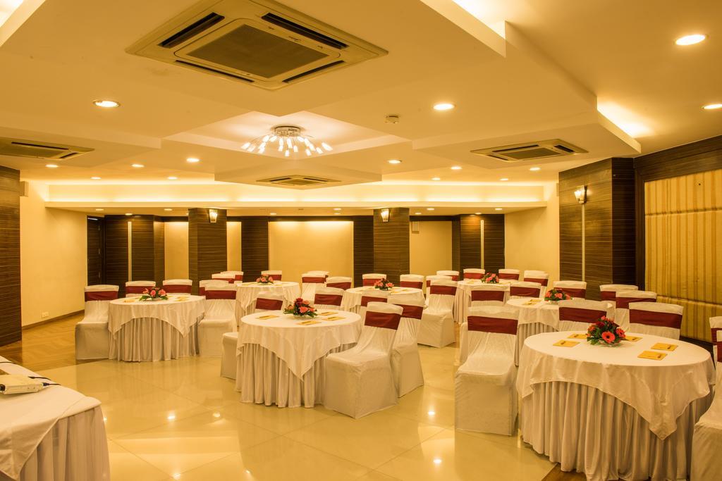 Resort The Red Maple Mashal Indore